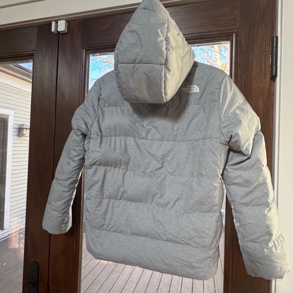 LIGHT GREY NORTH FACE 550 YOUTH  puffer COAT - Picture 4 of 13